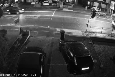 Tránh người sang đường bất cẩn, xe Ford Focus tông cột