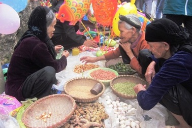 Độc đáo phiên chợ "lỗ cũng bán để cầu may"