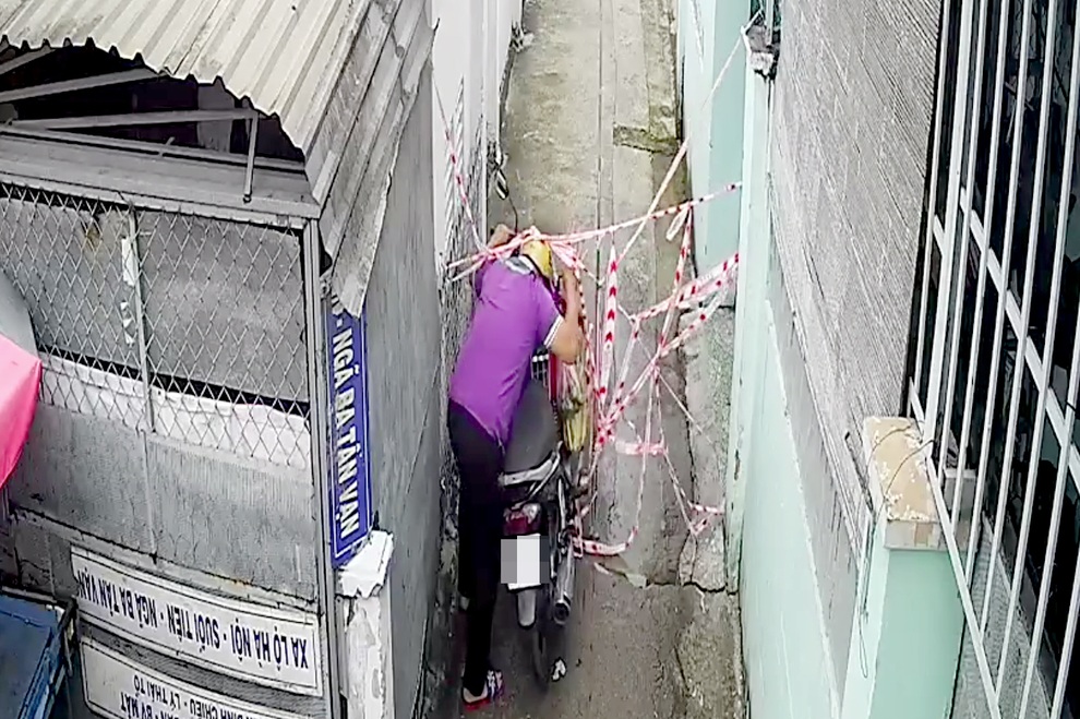 Người đàn ông tự tháo dây phong tỏa trong khu có 4 F0 để qua lại - 1 Người đàn ông tự tháo dây phong tỏa trong khu có 4 F0 để qua lại - 1