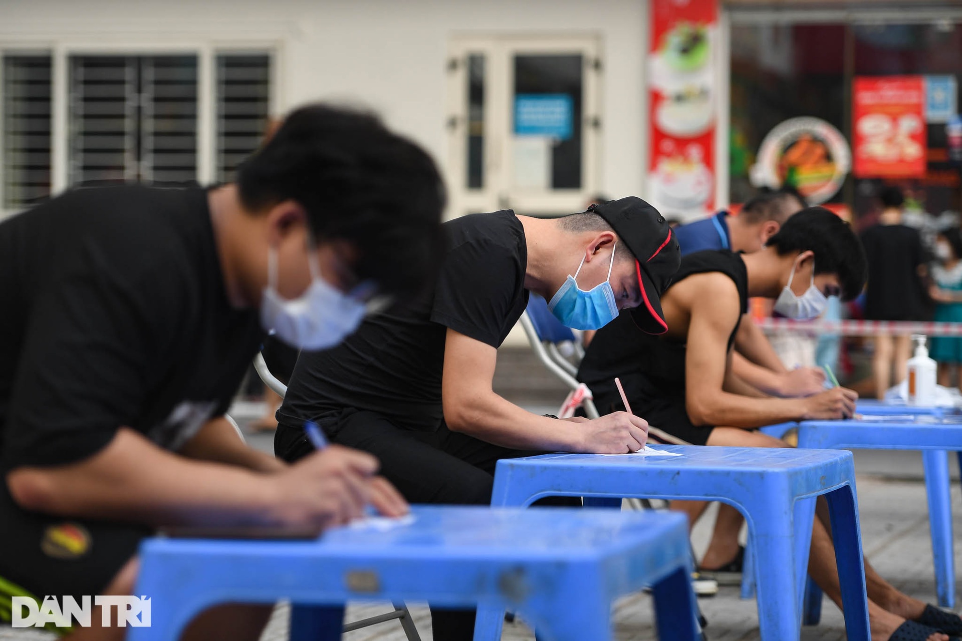 19.000 cư dân chung cư HH Linh Đàm xếp hàng chờ xét nghiệm Covid-19 - 3 19.000 cư dân chung cư HH Linh Đàm xếp hàng chờ xét nghiệm Covid-19 - 3