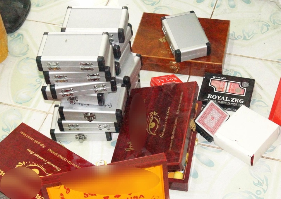 Phát hiện kho dụng cụ phục vụ chơi bạc bịp ở Bình Dương - 2 Phát hiện kho dụng cụ phục vụ chơi bạc bịp ở Bình Dương - 2