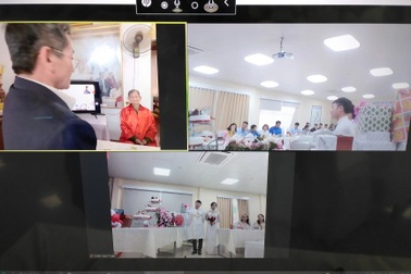 Cặp đôi công nhân tổ chức đám cưới online giữa mùa Covid-19