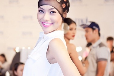 “Chân dài” Hồng Quế sải bước tự tin bên đàn chị