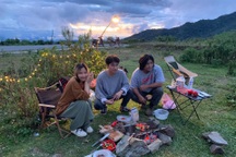 "Mắc kẹt" vì dịch, đôi bạn trải nghiệm cuộc sống không vội vã ở Tà Xùa