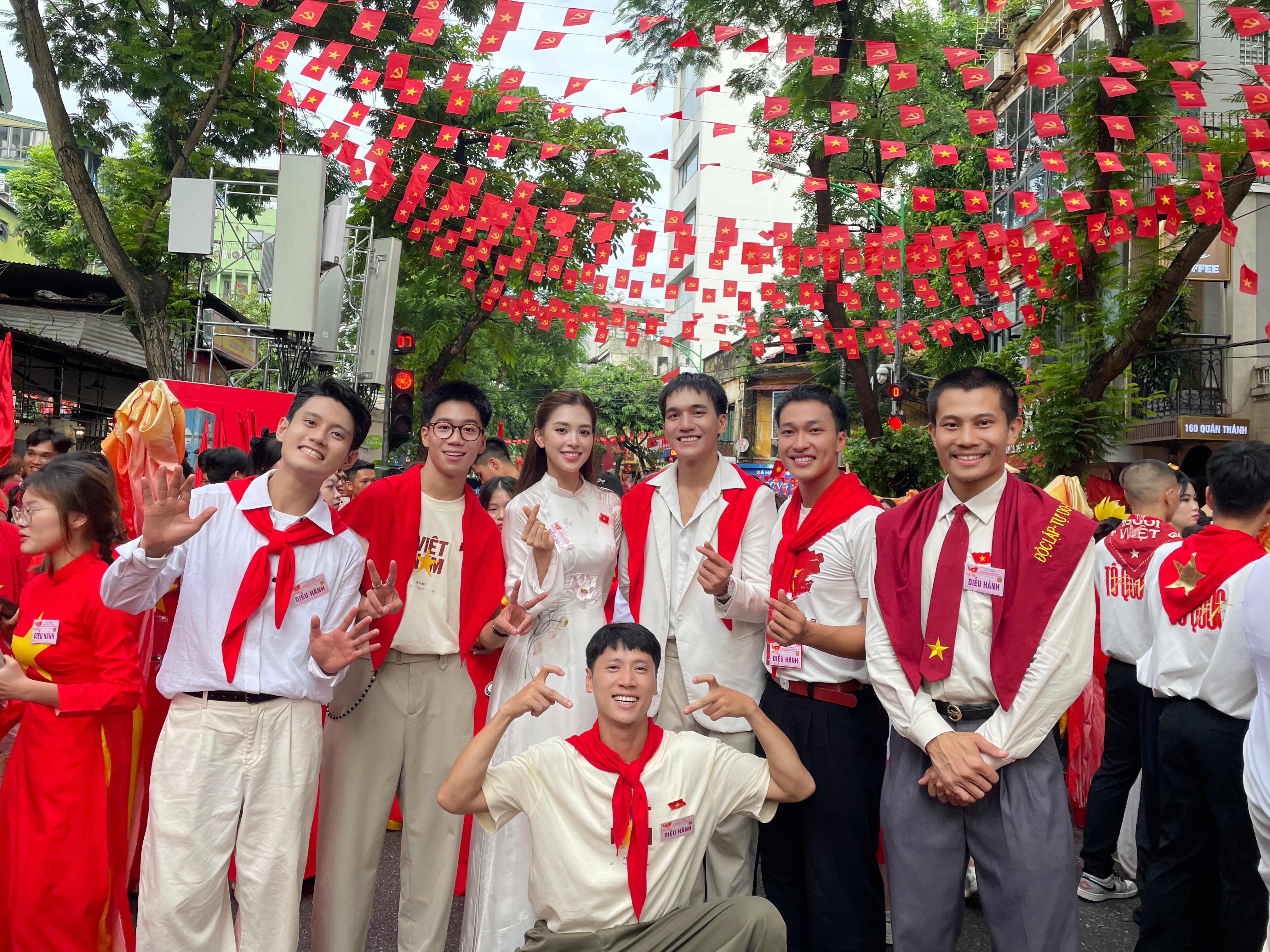 La señorita Tieu Vy compite con el mayor de policía interpretando el papel de una chica de la calle - 7 Hoa hậu Tiểu Vy đọ sắc cùng Thiếu tá công an vào vai girl phố - 7