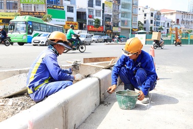 Công nhân căng mình làm việc dưới nắng đổ lửa ở Hà Nội
