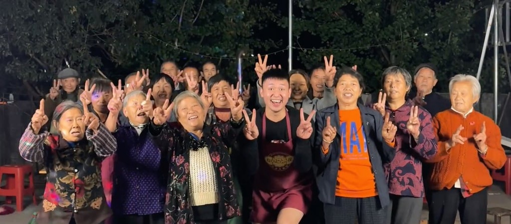 Con trai livestream đi giày cao gót như siêu mẫu kiếm tiền cứu mẹ ung thư - 2 Con trai livestream đi giày cao gót như siêu mẫu kiếm tiền cứu mẹ ung thư - 2