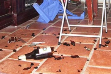 Nửa đêm ném xăng vào nhà, bị đánh nhập viện