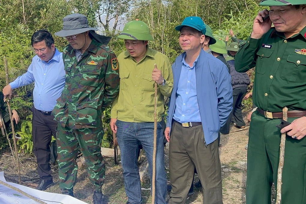 Khống chế xong đám cháy ở VQG Hoàng Liên, nhiều người trắng đêm canh rừng - 1 Khống chế xong đám cháy ở VQG Hoàng Liên, nhiều người trắng đêm canh rừng - 1