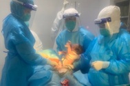 Bé trai chào đời trong phòng mổ dã chiến lúc nửa đêm