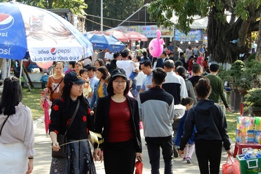 Công viên đông nghịt người sáng mùng 2 Tết