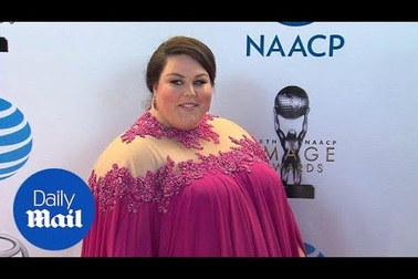 Chrissy Metz điệu đà với váy tím
