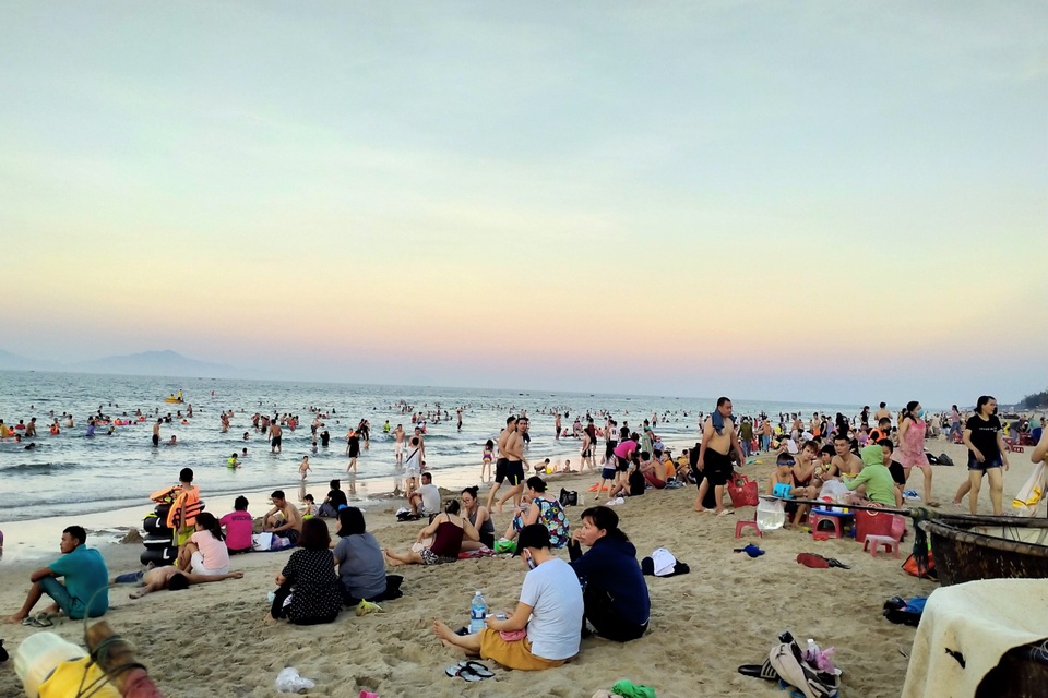 Hàng nghìn người đổ xô tắm biển, lơ là quy tắc 5K phòng chống dịch - 3 Hàng nghìn người đổ xô tắm biển, lơ là quy tắc 5K phòng chống dịch - 3
