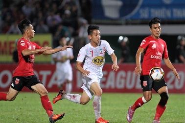 Thắng HA Gia Lai, Long An sống lại hy vọng trụ hạng