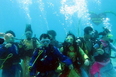 Nha Trang: 10 cặp đôi cùng cưới... dưới nước 