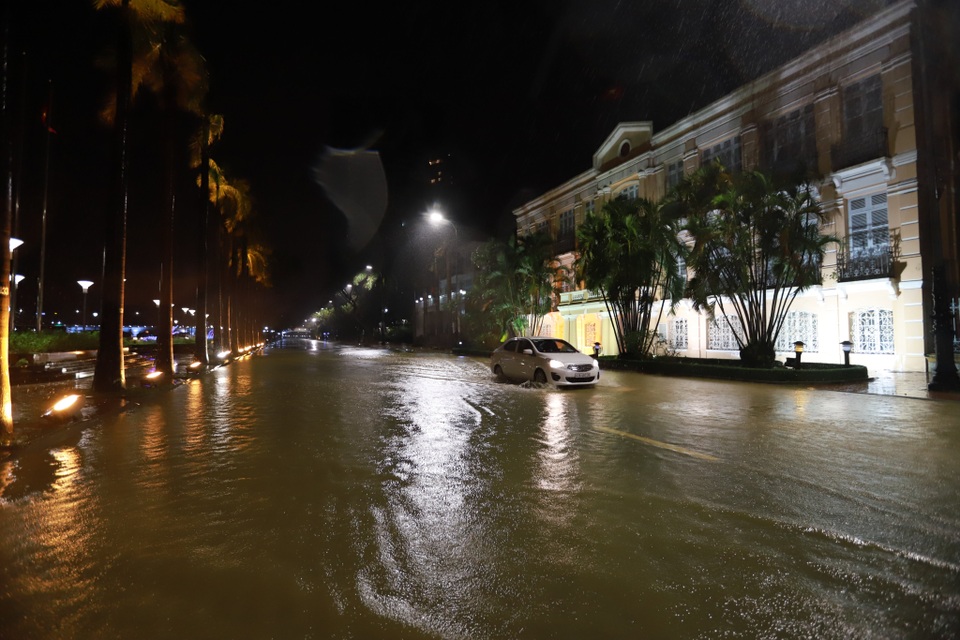 Đà Nẵng: Lần đầu có cảnh nước sông Hàn dâng cao, tràn lên đường - 1 Đà Nẵng: Lần đầu có cảnh nước sông Hàn dâng cao, tràn lên đường - 1