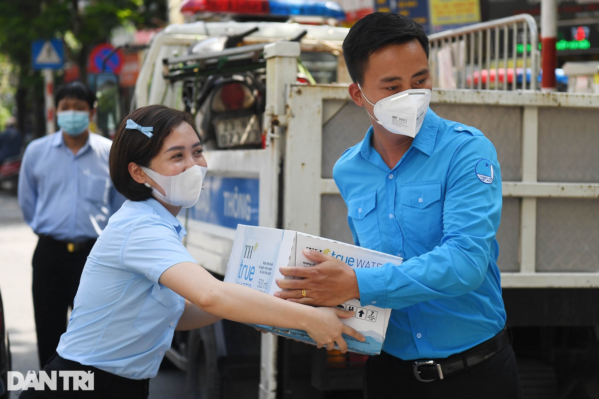 Chiến sĩ công an chống dịch bất ngờ nhận quà đặc biệt từ thanh niên Thủ đô - 11 Chiến sĩ công an chống dịch bất ngờ nhận quà đặc biệt từ thanh niên Thủ đô - 11