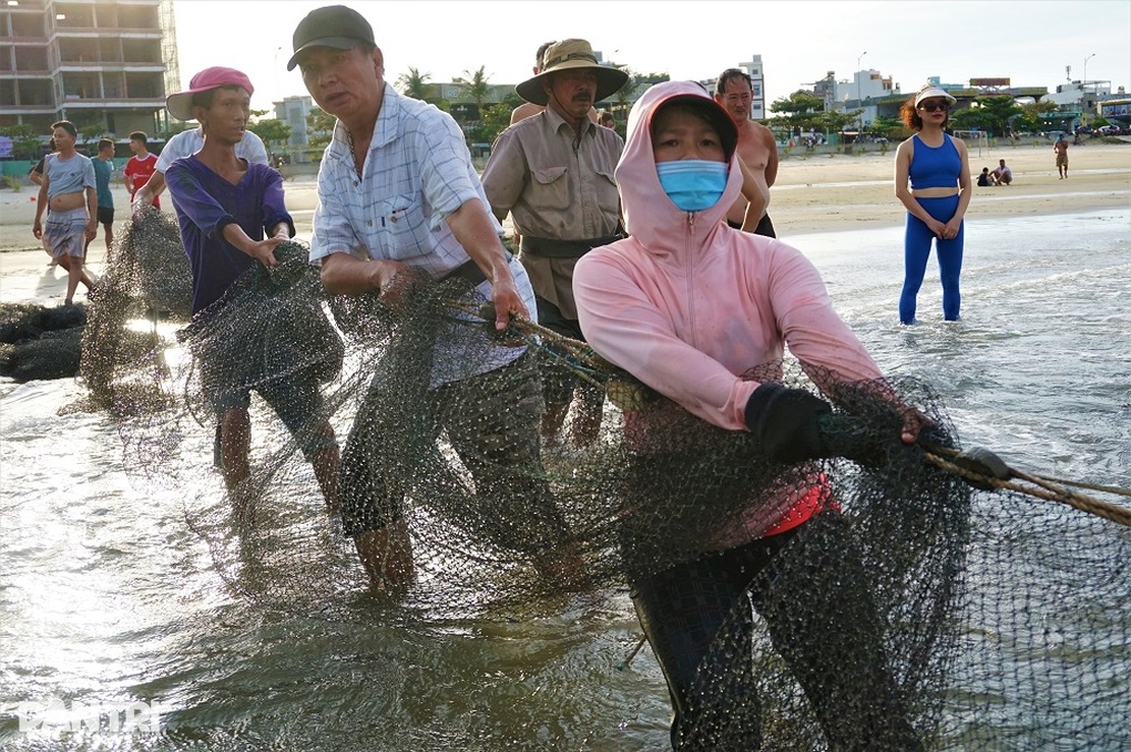 Hết thời dọc ngang trên biển, lão ngư chuyển nghề đi thụt lùi mưu sinh - 9 Hết thời dọc ngang trên biển, lão ngư chuyển nghề đi thụt lùi mưu sinh - 9