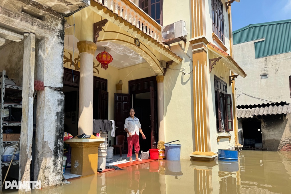 Nước ngập 5 ngày, người Hà Nội làm bè tự chế, chổi nhựa thành mái chèo - 1 Nước ngập 5 ngày, người Hà Nội làm bè tự chế, chổi nhựa thành mái chèo - 1