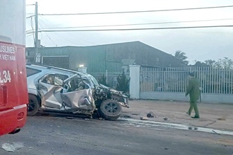 Ô tô con biến dạng sau cú tông của xe khách, 2 người tử vong ở Lâm Đồng