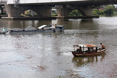 Tìm thấy thi thể người đàn ông bị tàu hỏa húc rơi xuống sông