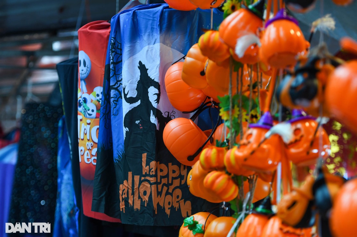 Phố đồ chơi Hàng Mã ảm đạm, vắng khách trong ngày cận kề dịp lễ Halloween - 4 Phố đồ chơi Hàng Mã ảm đạm, vắng khách trong ngày cận kề dịp lễ Halloween - 4
