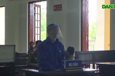 Mẹ con chủ quán bi-a lĩnh trận mưa dao của tên trộm trốn trong nhà tắm