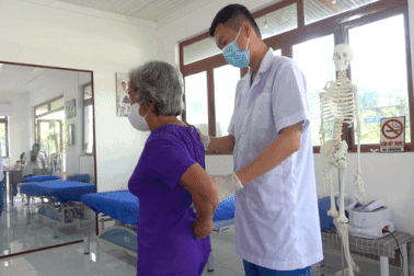 Chàng y sĩ bỏ ngành tài chính để khám bệnh miễn phí cho người nghèo