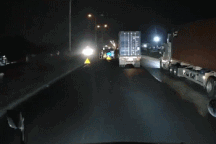 Nổi bật tuần qua: Thanh niên phóng nhanh suýt bỏ mạng dưới bánh container