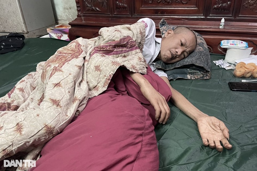 Xót thương cậu bé 8 tuổi nức nở cầu xin mọi người cứu bố bị ung thư hạch - 4 Xót thương cậu bé 8 tuổi nức nở cầu xin mọi người cứu bố bị ung thư hạch - 4