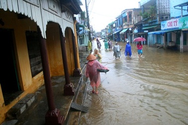 Phố cổ thời chúa Nguyễn ở Huế ngập trong nước lũ