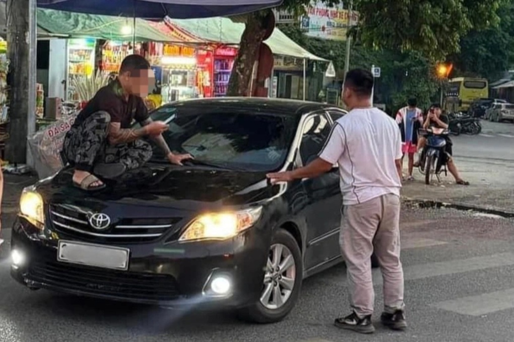 Người đàn ông nhảy lên nắp capo ô tô nghi bắt ghen vợ ngoại tình - 1