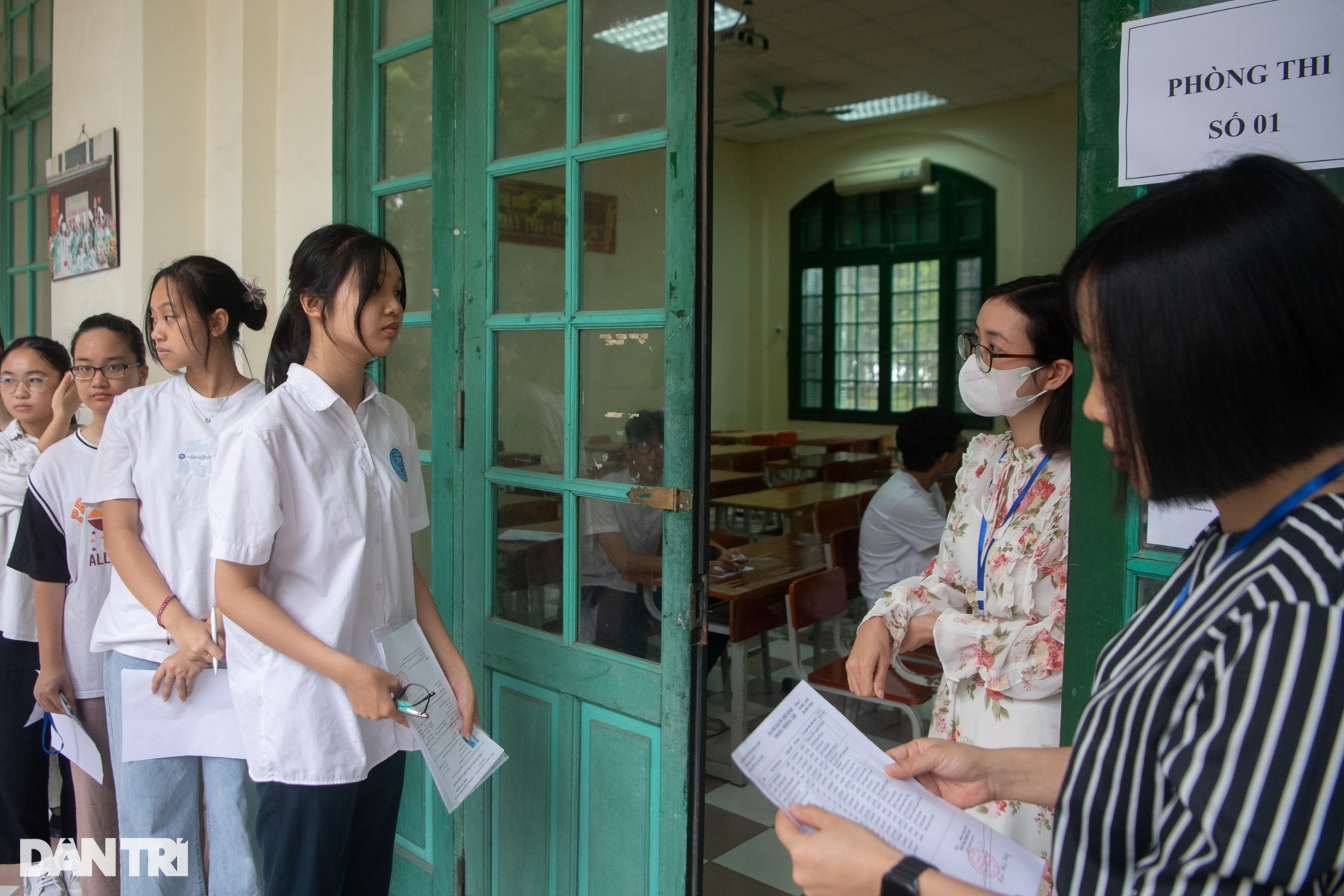 Sĩ tử Hà Nội lo lắng tới mất ngủ, dậy sớm đi làm thủ tục thi lớp 10 - 6 Sĩ tử Hà Nội lo lắng tới mất ngủ, dậy sớm đi làm thủ tục thi lớp 10 - 6