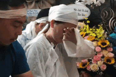 Lễ cúng 100 ngày Vũ Linh: Con gái Hồng Loan khóc nghẹn trước bàn thờ cha