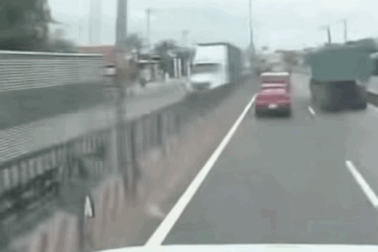 Ô tô con bị dồn vào thế "kẹp chả" giữa hai xe container: Có cách nào tránh?