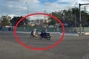 Cái "kết đắng" cho hai thanh niên cùng vượt đèn đỏ