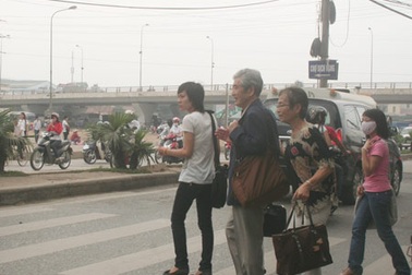 Người đi bộ sang đường: Nhớn nhác và mạo hiểm