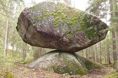 Kỳ lạ tảng đá khổng lồ nằm chênh vênh như sắp lăn nhưng đẩy mãi không đổ