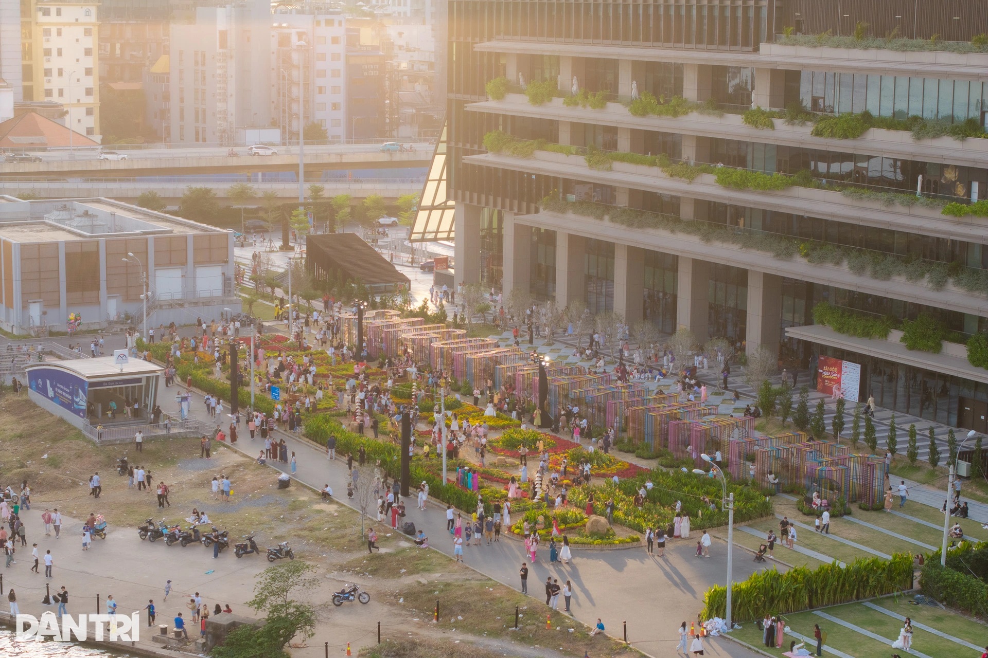 TPHCM rộn ràng với vườn hoa xuân ven ga Ba Son, thu hút giới trẻ check-in - 1