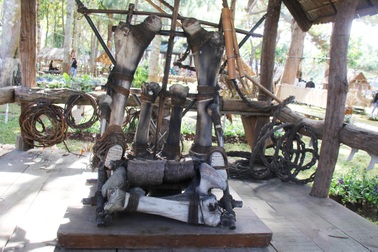 Trưng bày ghế xương voi trắng độc nhất, có niên đại khoảng 700 năm