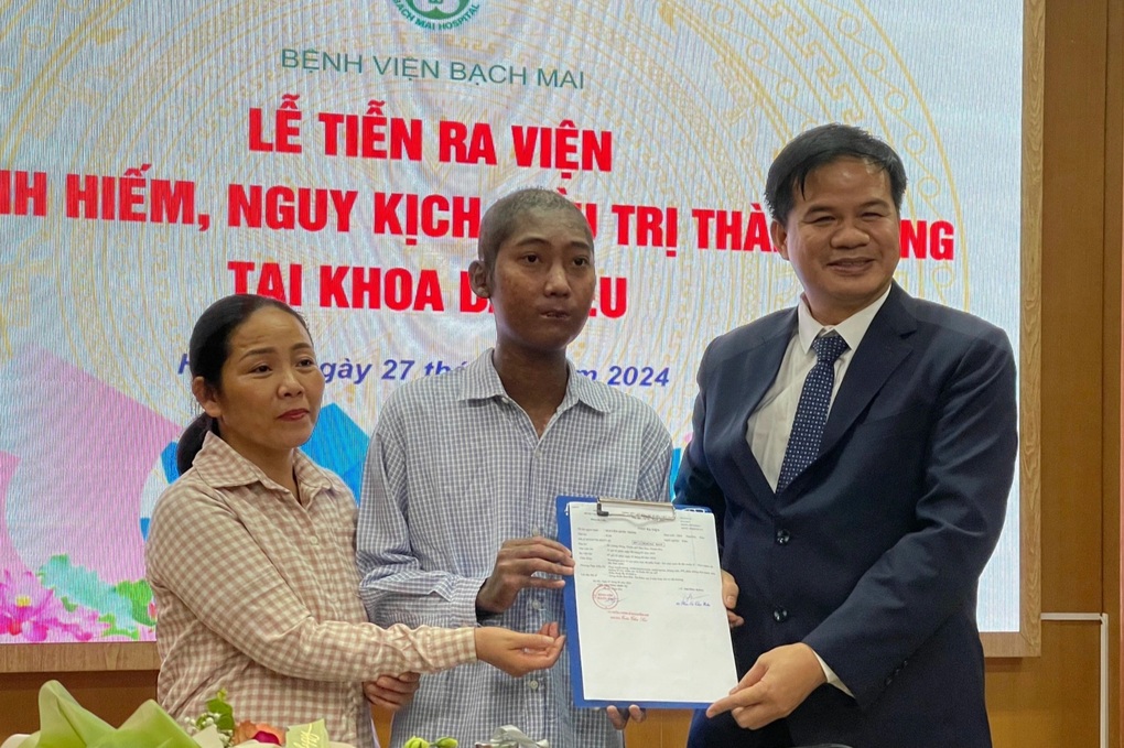 Chàng trai mắc bệnh hiếm chưa có ở Việt Nam, 7 tháng nguy kịch trong viện - 2 Chàng trai mắc bệnh hiếm chưa có ở Việt Nam, 7 tháng nguy kịch trong viện - 2