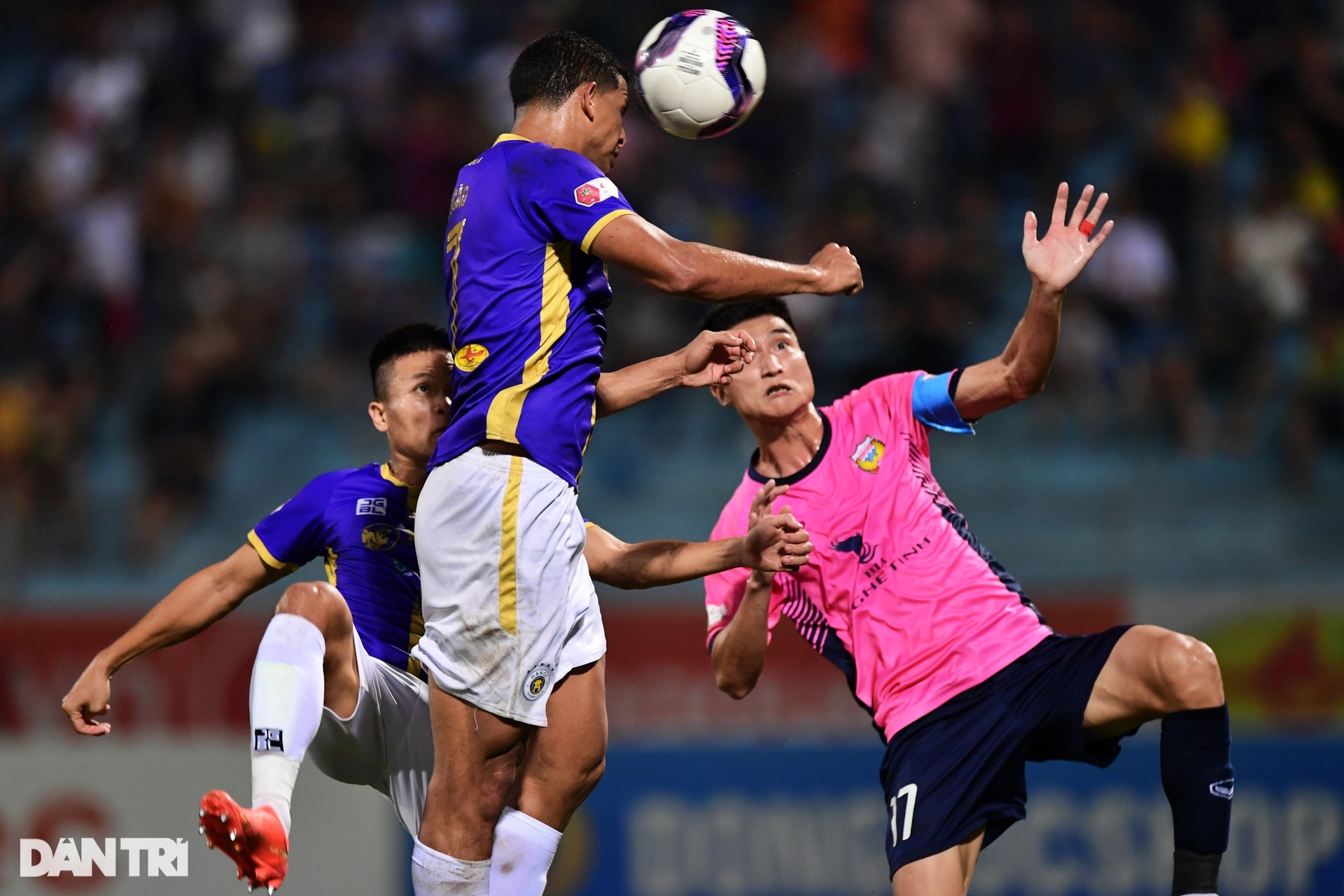 CLB Hà Nội ăn mừng đầy cảm xúc khi giành cúp vô địch V-League 2022 - 4 CLB Hà Nội ăn mừng đầy cảm xúc khi giành cúp vô địch V-League 2022 - 4
