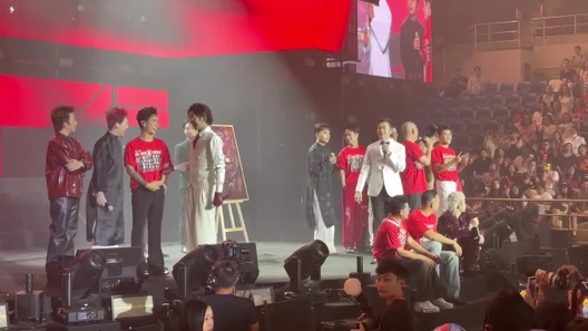 Đấu giá bức poster có chữ ký của các "anh tài"