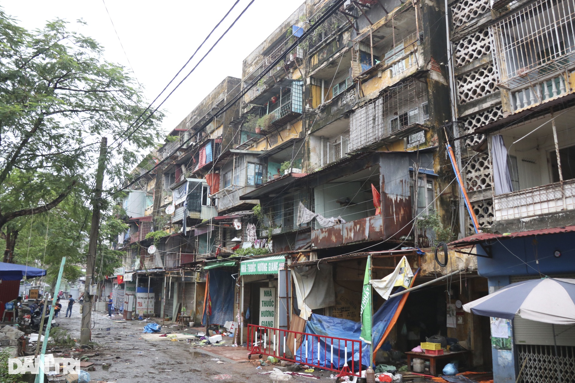 Dựng hàng rào tôn quanh chung cư cũ nát, nghiêng sau bão Yagi ở Hải Phòng - 4