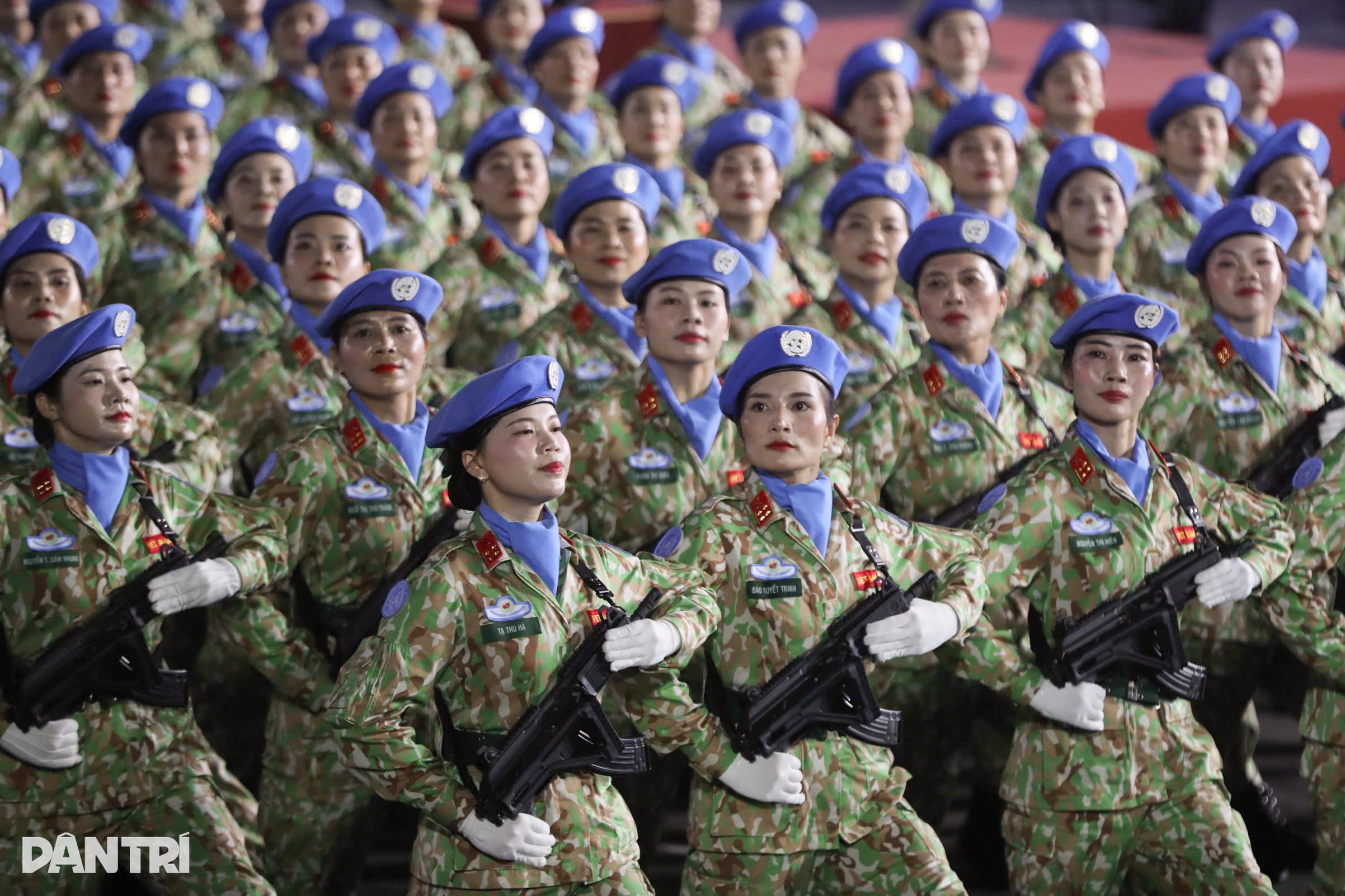 View - Đoàn quân diễu binh trùng trùng như sóng tại buổi sơ duyệt đại lễ 30/4 | Báo Dân trí