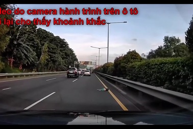 Cậu bé bị ngã khỏi cửa sổ xe buýt rơi xuống đường mà bố mẹ không hay biết