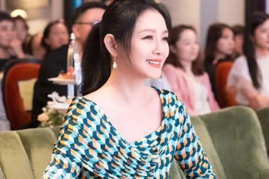 Từ Hy Viên trẻ đẹp ngỡ ngàng trong lần xuất hiện hiếm hoi