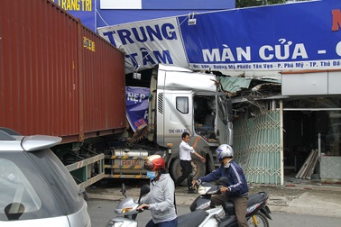 Xe container đâm sập trung tâm nội thất