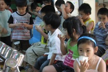 "Xoay" đủ cách để lo bữa ăn cho trẻ thời tăng giá