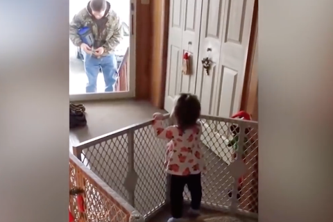 "Cay mắt" xem những hành động của bé con khi bố đi làm về